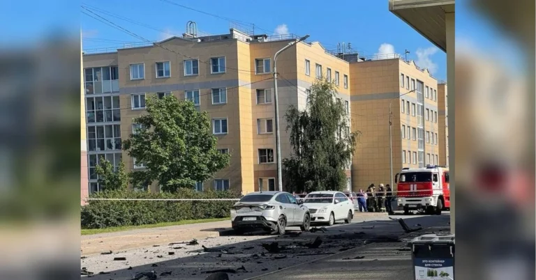 Уламки авто на дорозі, пошкоджені машини і пожежна біля жовтих багатоповерхівок