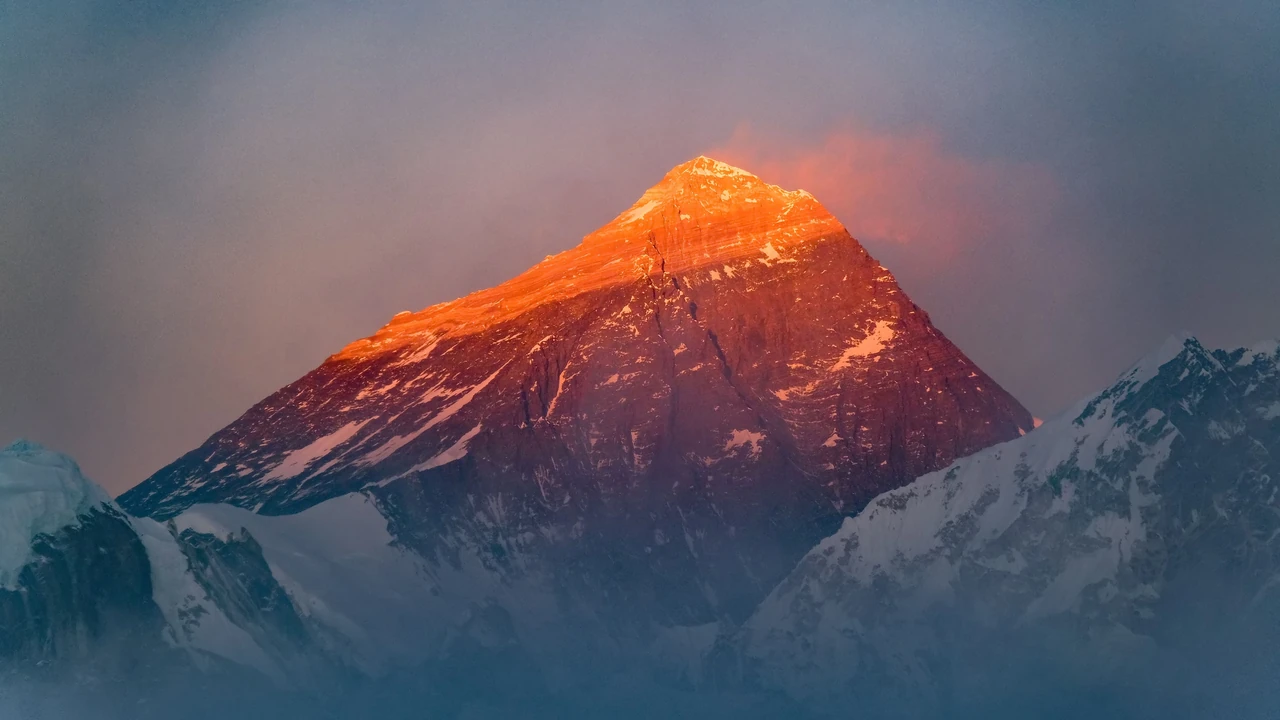 vysota-everestu-ofitsiina-tsyfra-istoriia-ta-suchasni-vymiriuvannia-205b
