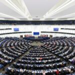 Пленарне засідання Європарламенту в напівкруглій залі з прапором ЄС
