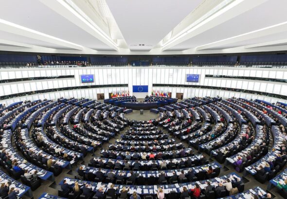 Пленарне засідання Європарламенту в напівкруглій залі з прапором ЄС