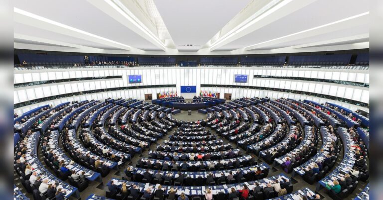 Пленарне засідання Європарламенту в напівкруглій залі з прапором ЄС