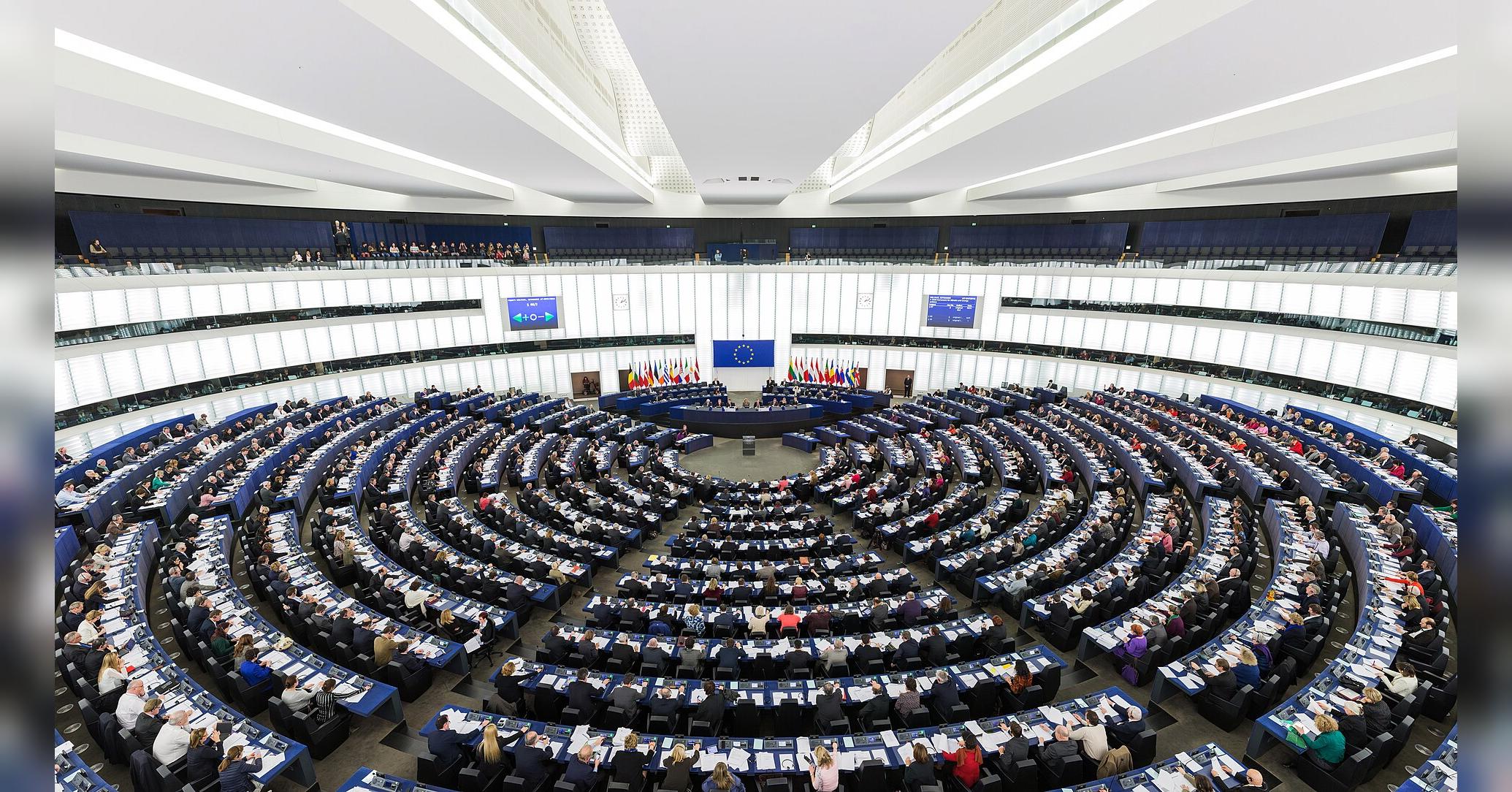 Пленарне засідання Європарламенту в напівкруглій залі з прапором ЄС