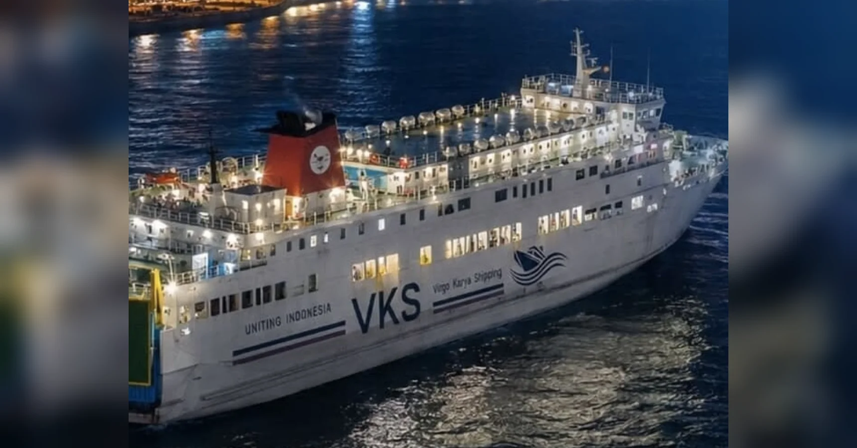 Освітлений пасажирський пором VKS Virgo Karya Shipping вночі в морі