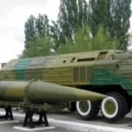 Камуфльована пускова установка та ракета на стендах просто неба