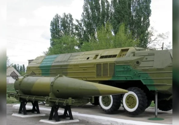 Камуфльована пускова установка та ракета на стендах просто неба