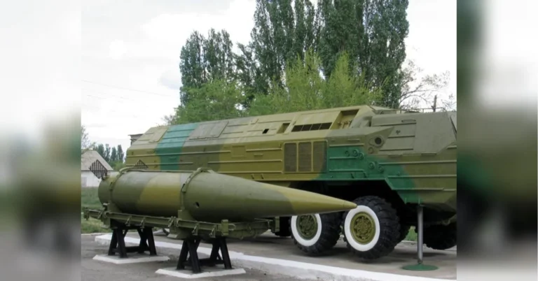 Камуфльована пускова установка та ракета на стендах просто неба