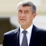 Андрій Бабіш у темно-синьому костюмі з візерунчастою краваткою на вулиці