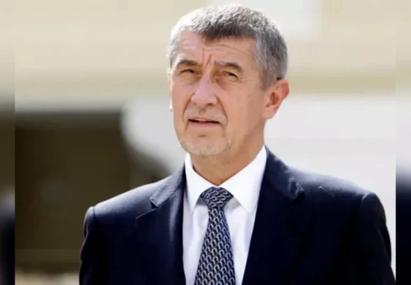 Андрій Бабіш у темно-синьому костюмі з візерунчастою краваткою на вулиці