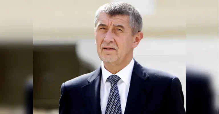 Андрій Бабіш у темно-синьому костюмі з візерунчастою краваткою на вулиці