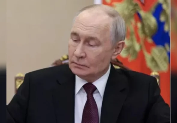 Володимир Путін у костюмі на тлі президентського штандарта