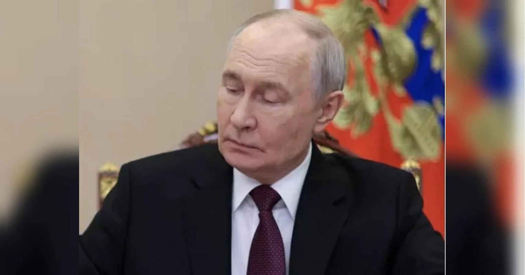 Володимир Путін у костюмі на тлі президентського штандарта