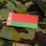 Прапор Білорусі на кишені камуфляжної військової куртки