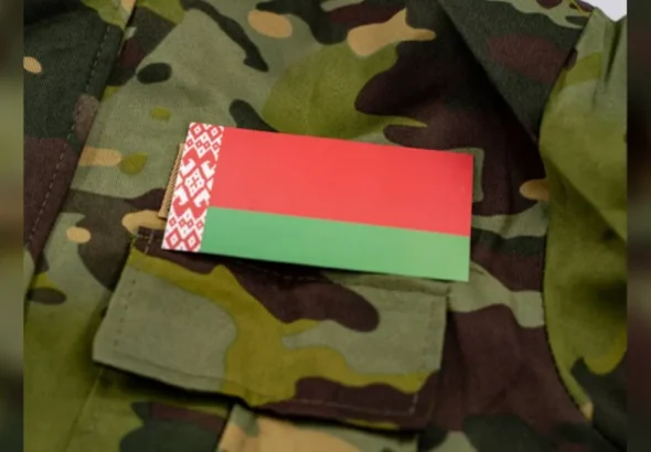 Прапор Білорусі на кишені камуфляжної військової куртки
