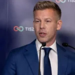 Петер Мадяр у синьому костюмі виступає біля мікрофонів на тлі логотипу TISZA