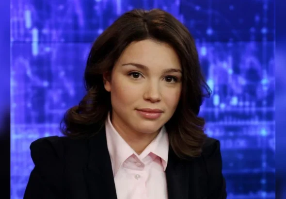 Жанна Нємцова в чорному піджаку та рожевій сорочці на тлі телестудії