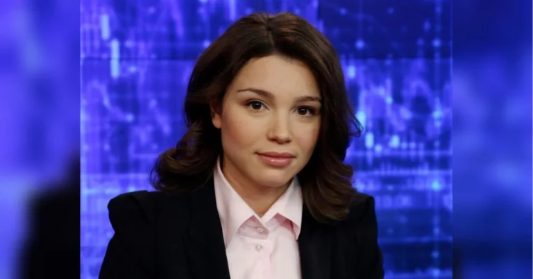 Жанна Нємцова в чорному піджаку та рожевій сорочці на тлі телестудії