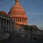 Капітолій США з куполом у золотистому світлі заходу сонця