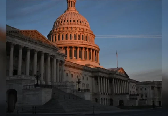 Капітолій США з куполом у золотистому світлі заходу сонця