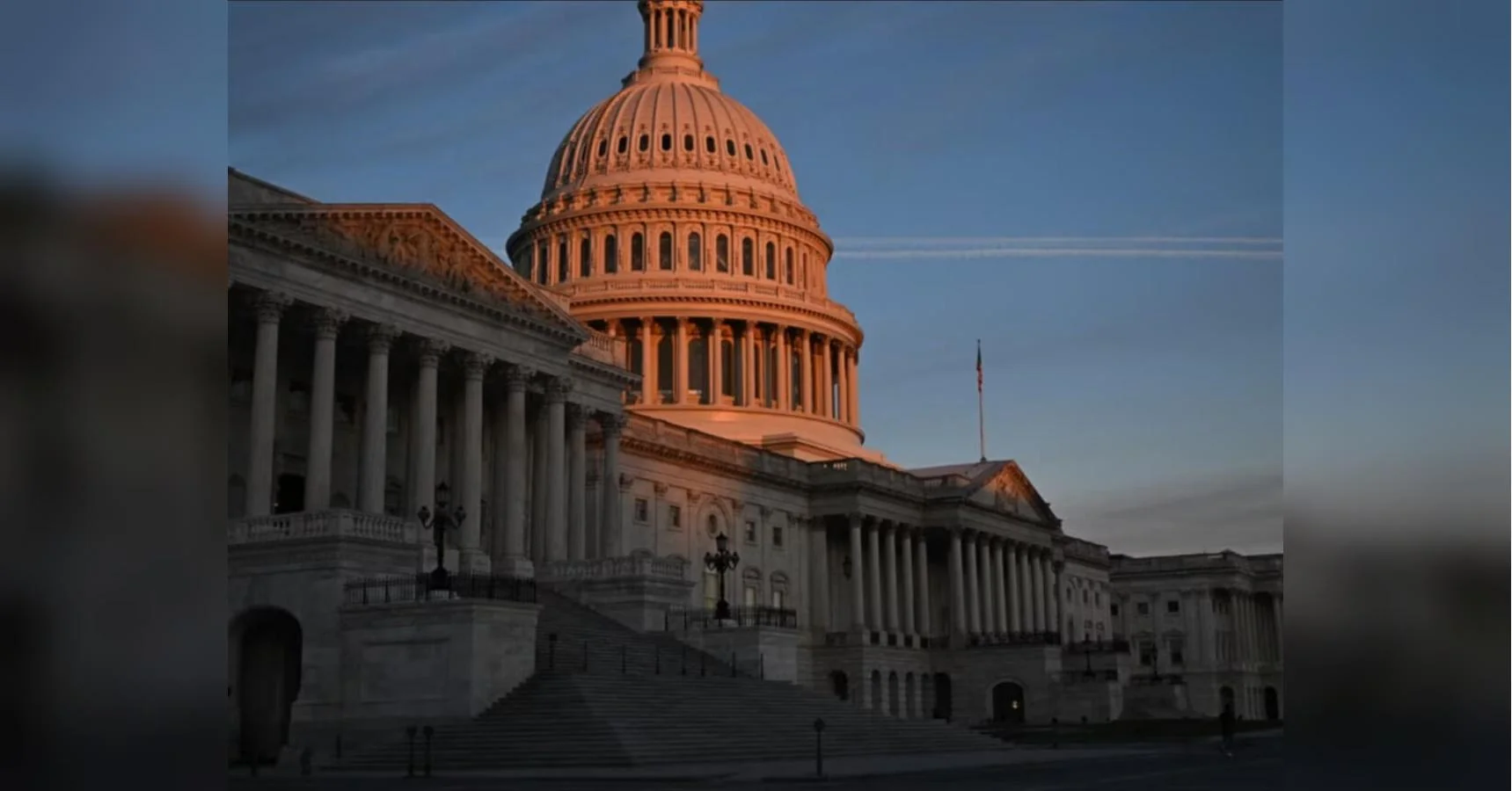 Капітолій США з куполом у золотистому світлі заходу сонця