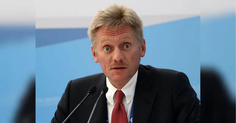 Дмитро Пєсков у костюмі говорить у два мікрофони на пресконференції