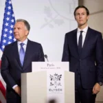 Віткофф і Кушнер біля подіуму Єлисейського палацу в Парижі з прапором США
