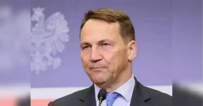 Радослав Сікорський говорить у мікрофон на тлі польського білого орла