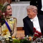 Принцеса Кейт у золотій сукні з тіарою дивиться на Трампа за бенкетним столом
