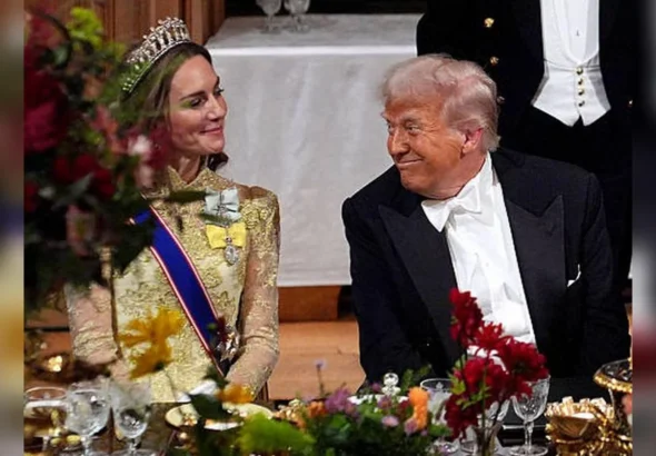 Принцеса Кейт у золотій сукні з тіарою дивиться на Трампа за бенкетним столом