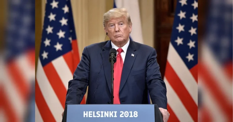 Дональд Трамп за трибуною Helsinki 2018 на тлі прапорів США