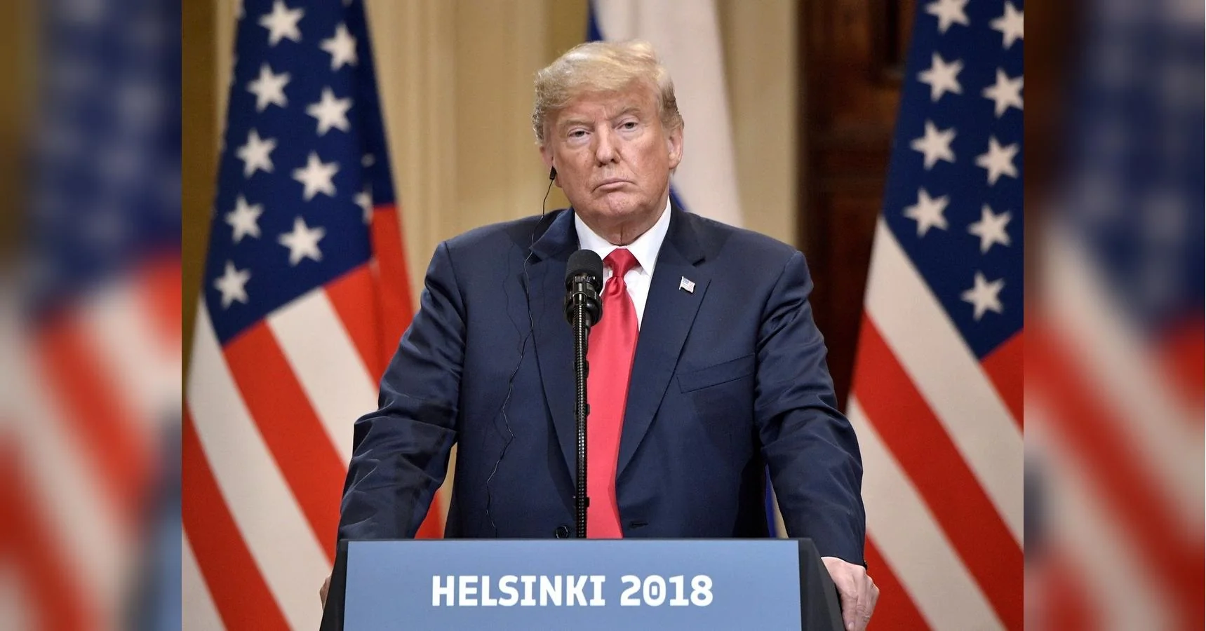 Дональд Трамп за трибуною Helsinki 2018 на тлі прапорів США