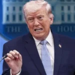 Дональд Трамп виступає на брифінгу біля емблеми Білого дому