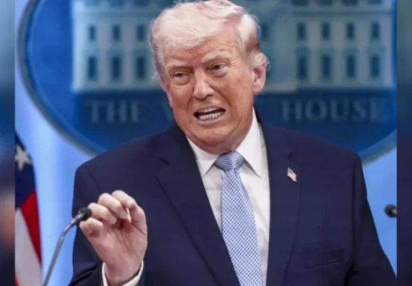 Дональд Трамп виступає на брифінгу біля емблеми Білого дому