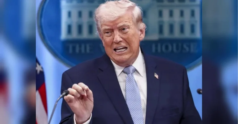 Дональд Трамп виступає на брифінгу біля емблеми Білого дому