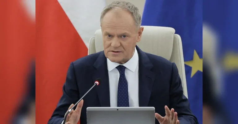 Прем’єр Польщі Дональд Туск виступає на засіданні уряду біля прапорів Польщі та ЄС
