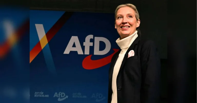 Аліса Вайдель усміхається біля синього банера партії AfD