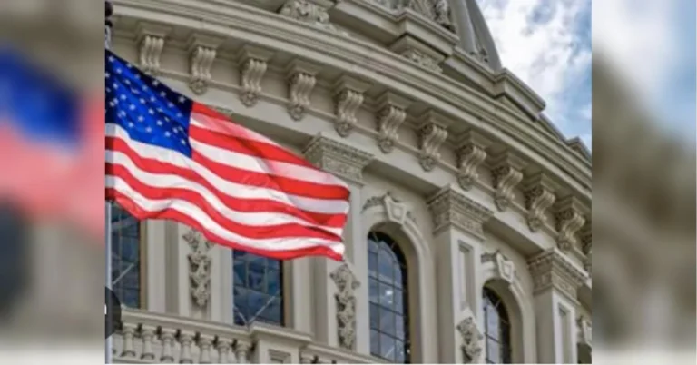 Прапор США майорить перед орнаментованим фасадом урядової будівлі з арками