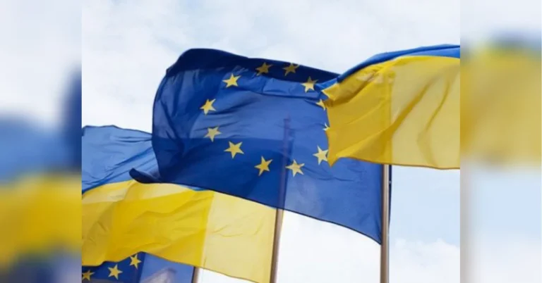 Прапори Європейського Союзу та України розвиваються на флагштоках під блакитним небом